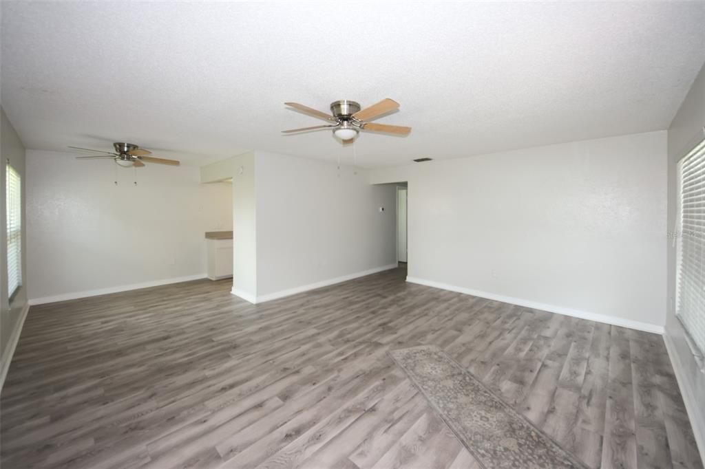 For Sale: $172,900 (2 beds, 2 baths, 984 Square Feet)