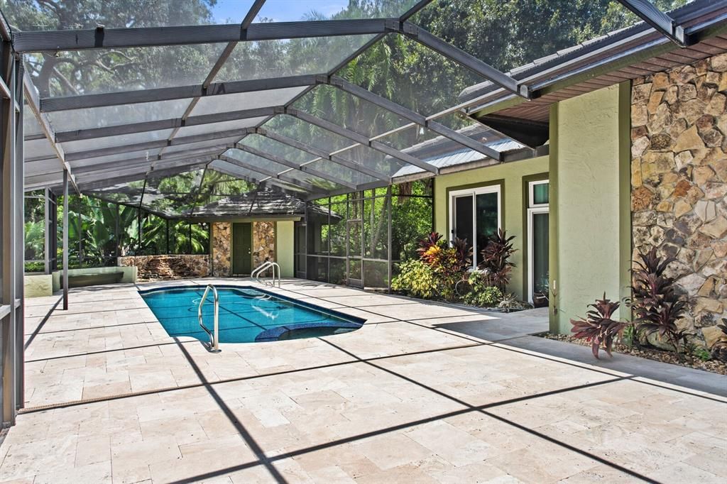 Huge screen lanai with Travertine!