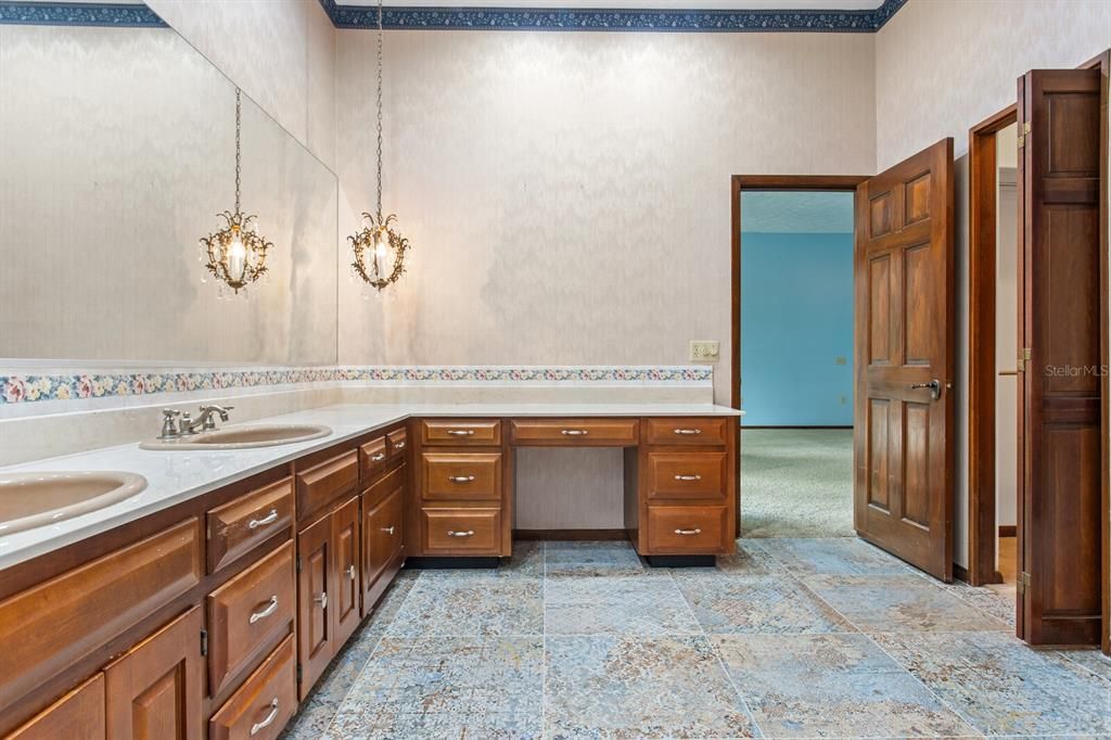 HUGE en-suite bath with make-up vanity!