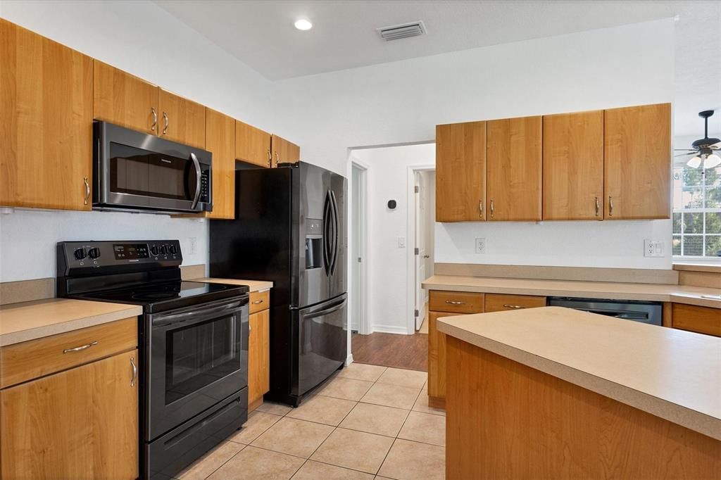 For Rent: $2,400 (3 beds, 2 baths, 1777 Square Feet)