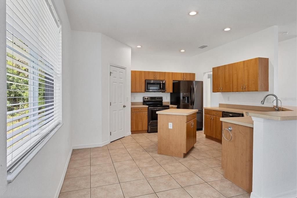 For Rent: $2,400 (3 beds, 2 baths, 1777 Square Feet)