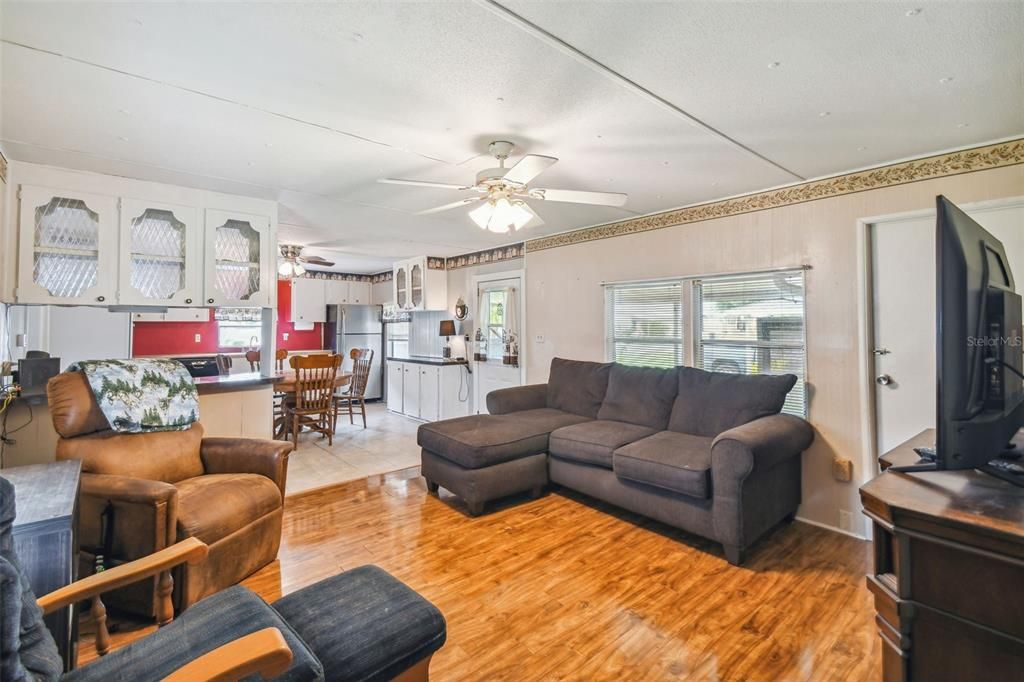 For Sale: $156,000 (3 beds, 1 baths, 952 Square Feet)