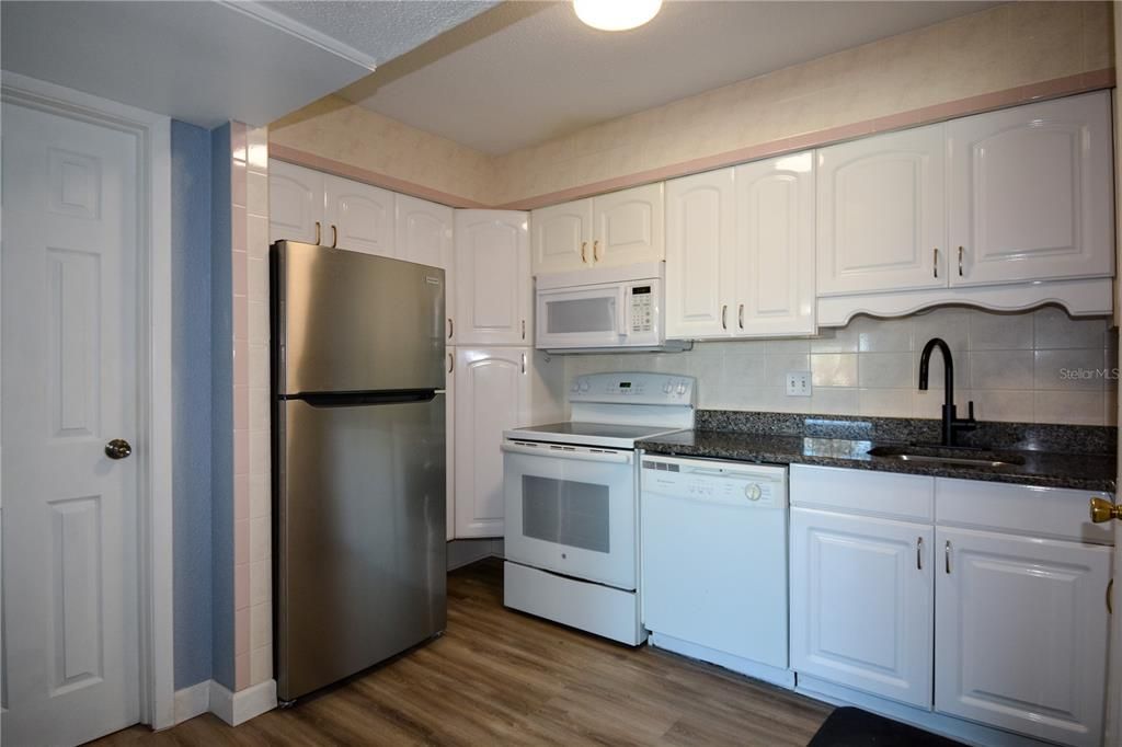 For Sale: $275,000 (1 beds, 1 baths, 645 Square Feet)