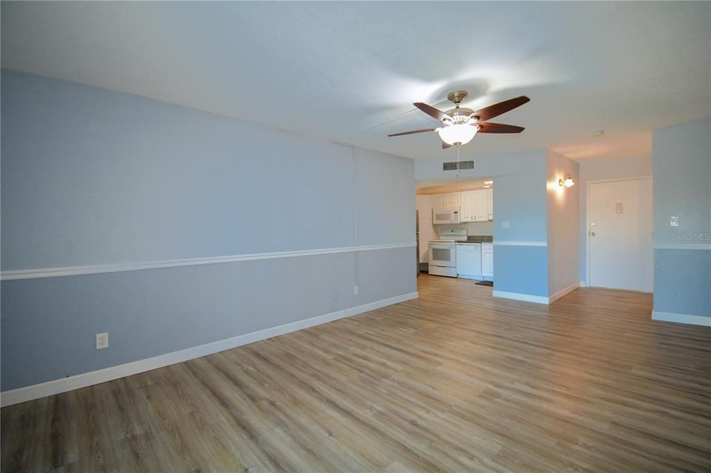 For Sale: $275,000 (1 beds, 1 baths, 645 Square Feet)