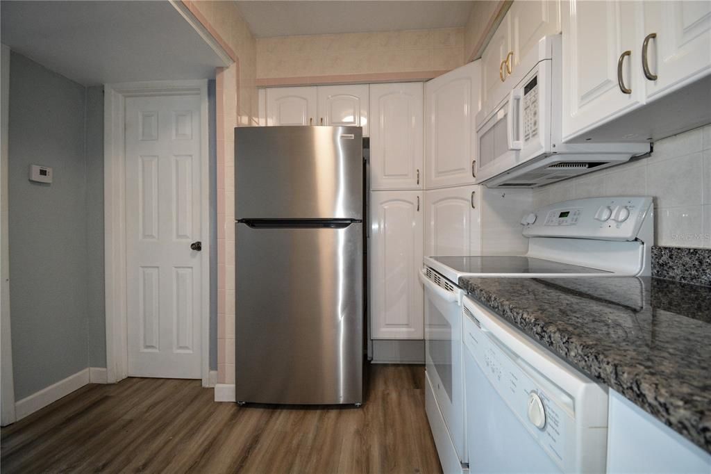 For Sale: $275,000 (1 beds, 1 baths, 645 Square Feet)