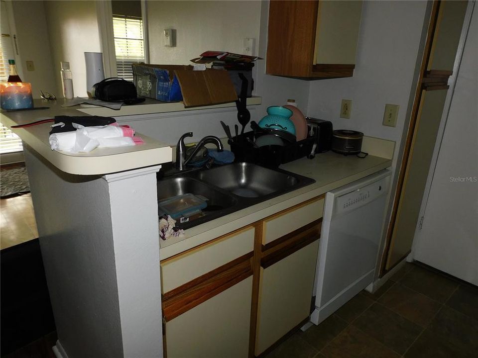 For Sale: $150,000 (1 beds, 1 baths, 552 Square Feet)