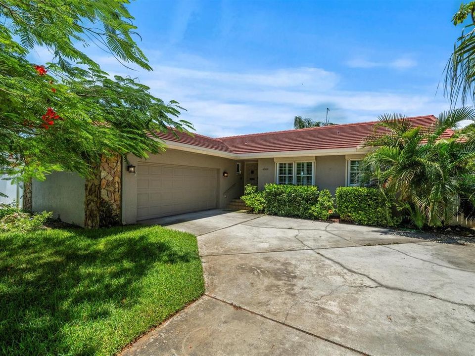 Garage/Driveway