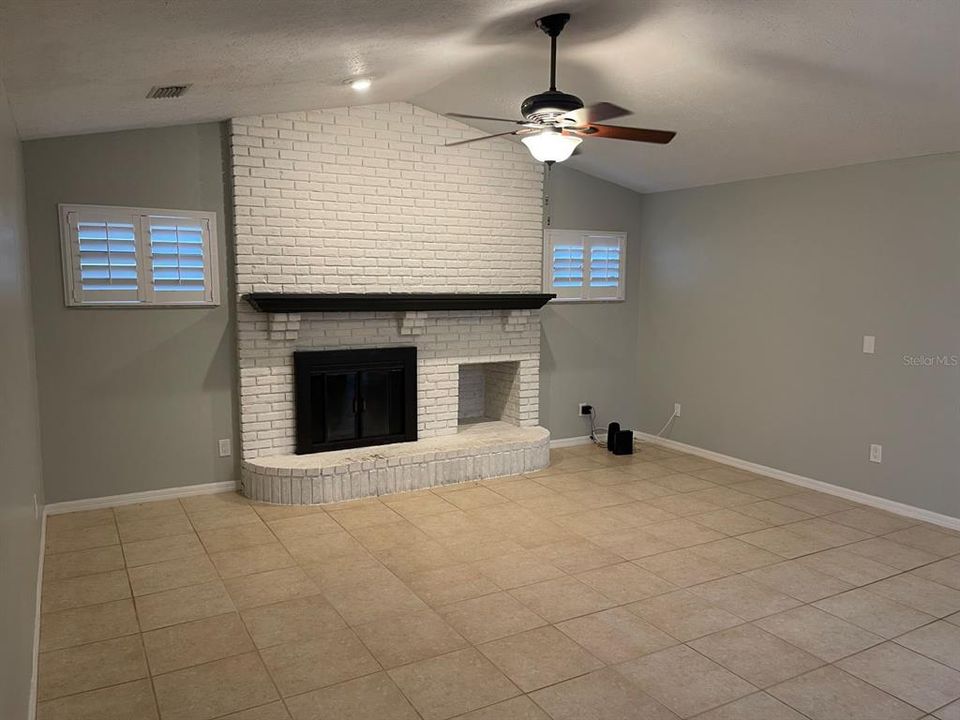 For Rent: $2,400 (4 beds, 2 baths, 2100 Square Feet)