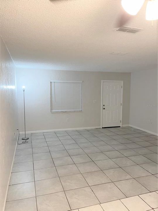 For Rent: $1,000 (2 beds, 1 baths, 810 Square Feet)