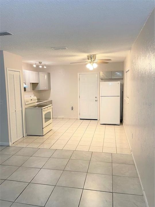 For Rent: $1,000 (2 beds, 1 baths, 810 Square Feet)