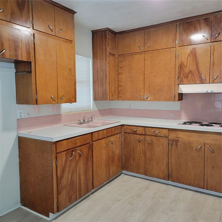 For Rent: $1,800 (2 beds, 1 baths, 768 Square Feet)