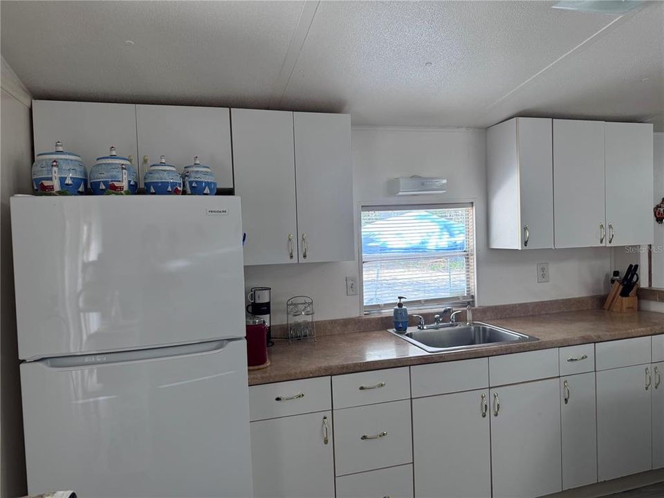 For Sale: $130,000 (2 beds, 1 baths, 728 Square Feet)