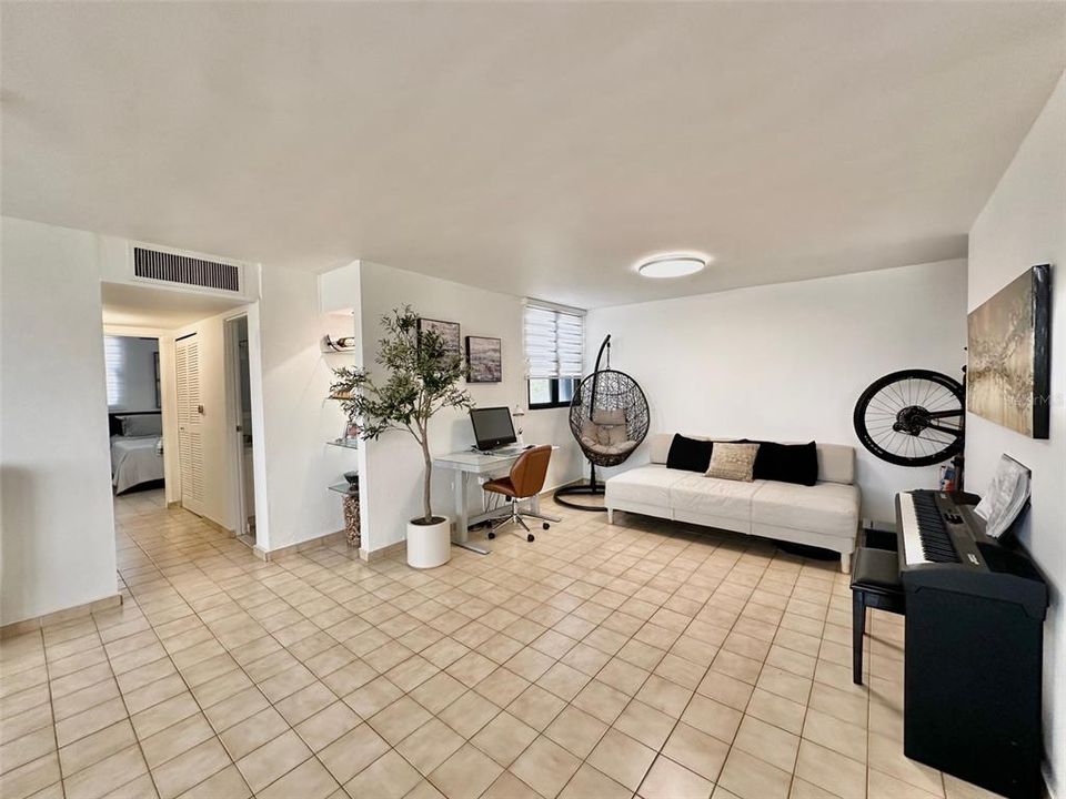 For Sale: $500,000 (2 beds, 2 baths, 1250 Square Feet)