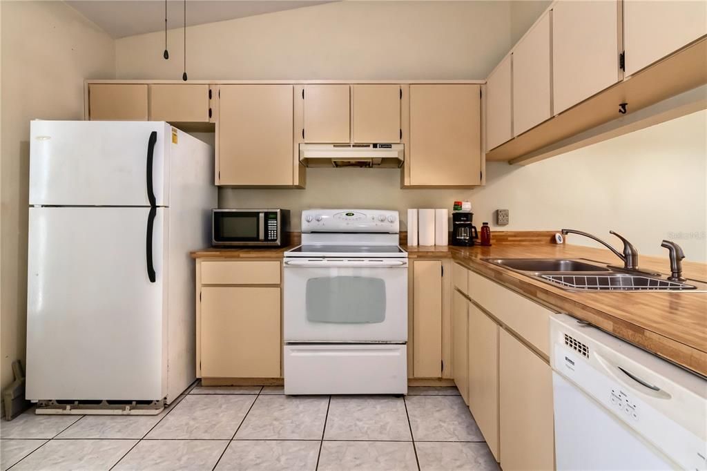 For Sale: $240,000 (2 beds, 2 baths, 956 Square Feet)