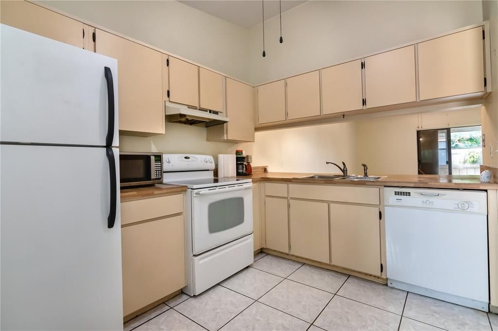 For Sale: $240,000 (2 beds, 2 baths, 956 Square Feet)