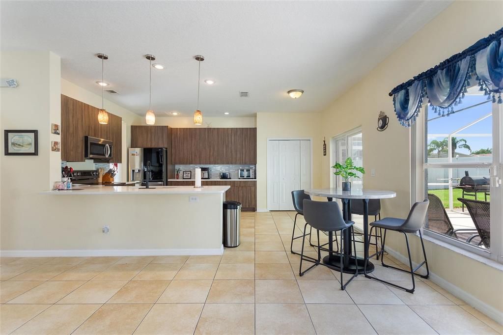 FORMAL DINING ROOM!