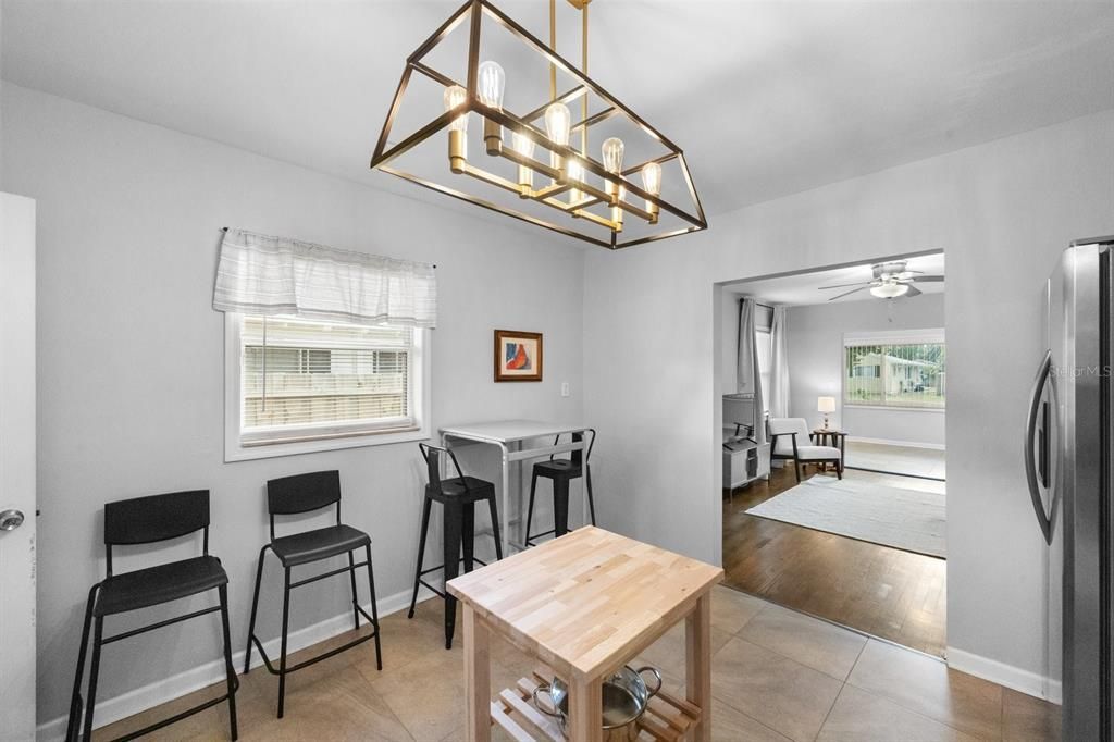 For Sale: $345,000 (2 beds, 1 baths, 948 Square Feet)