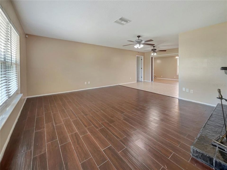 For Sale: $355,000 (2 beds, 2 baths, 1327 Square Feet)