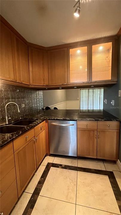 For Sale: $215,000 (2 beds, 1 baths, 1080 Square Feet)