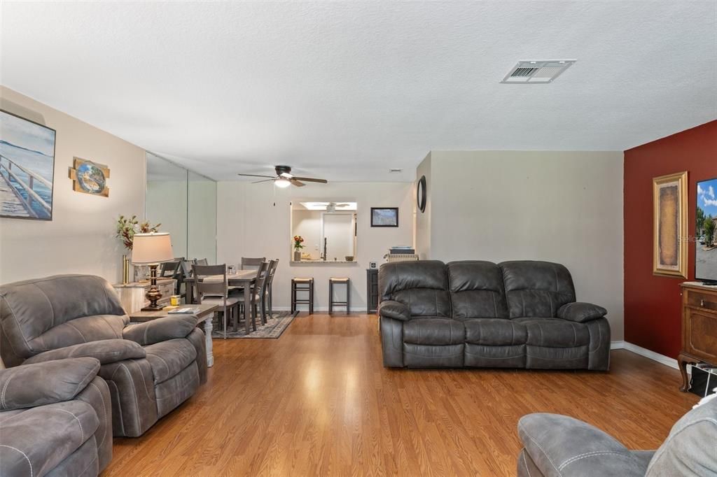 For Sale: $195,000 (2 beds, 2 baths, 1500 Square Feet)