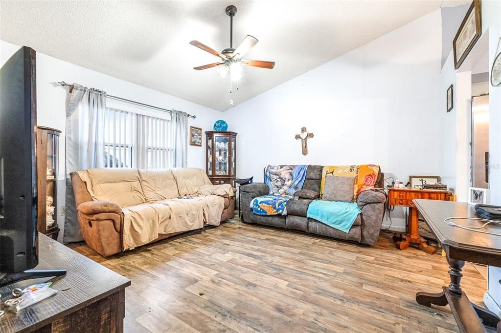 Active With Contract: $204,900 (3 beds, 1 baths, 1008 Square Feet)