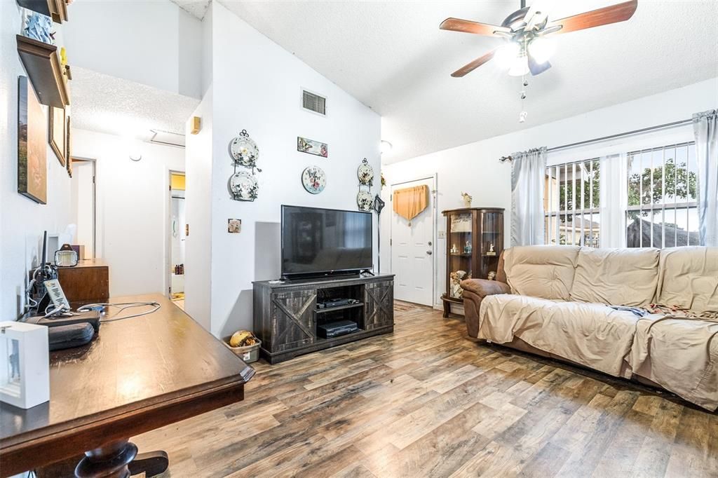 Active With Contract: $204,900 (3 beds, 1 baths, 1008 Square Feet)