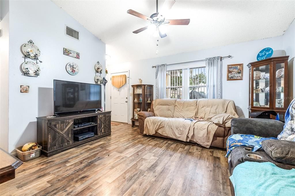 Active With Contract: $204,900 (3 beds, 1 baths, 1008 Square Feet)