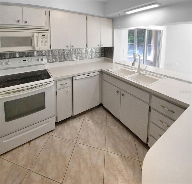 For Sale: $240,000 (2 beds, 1 baths, 1040 Square Feet)