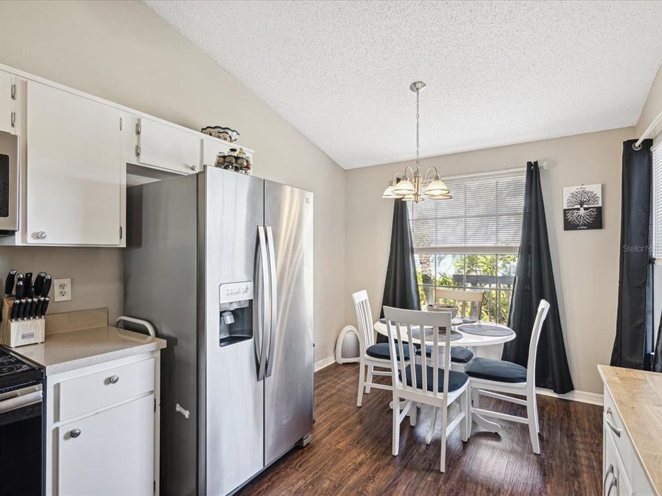 For Sale: $229,900 (2 beds, 2 baths, 1000 Square Feet)