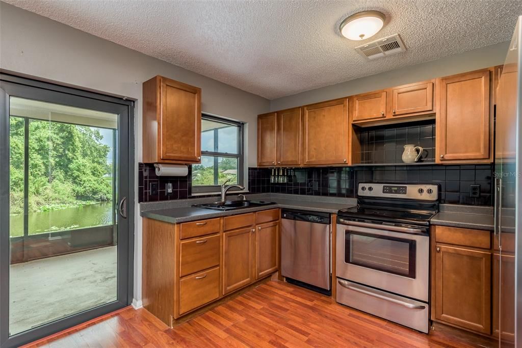 For Sale: $243,900 (2 beds, 2 baths, 976 Square Feet)