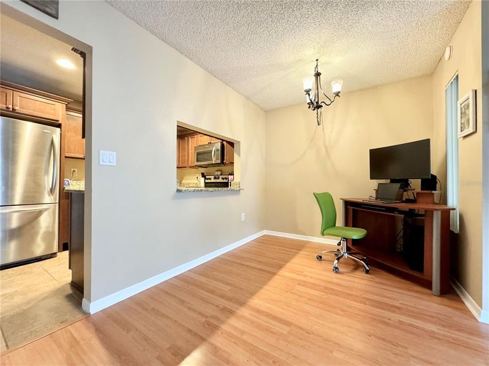 For Sale: $229,000 (2 beds, 2 baths, 1041 Square Feet)