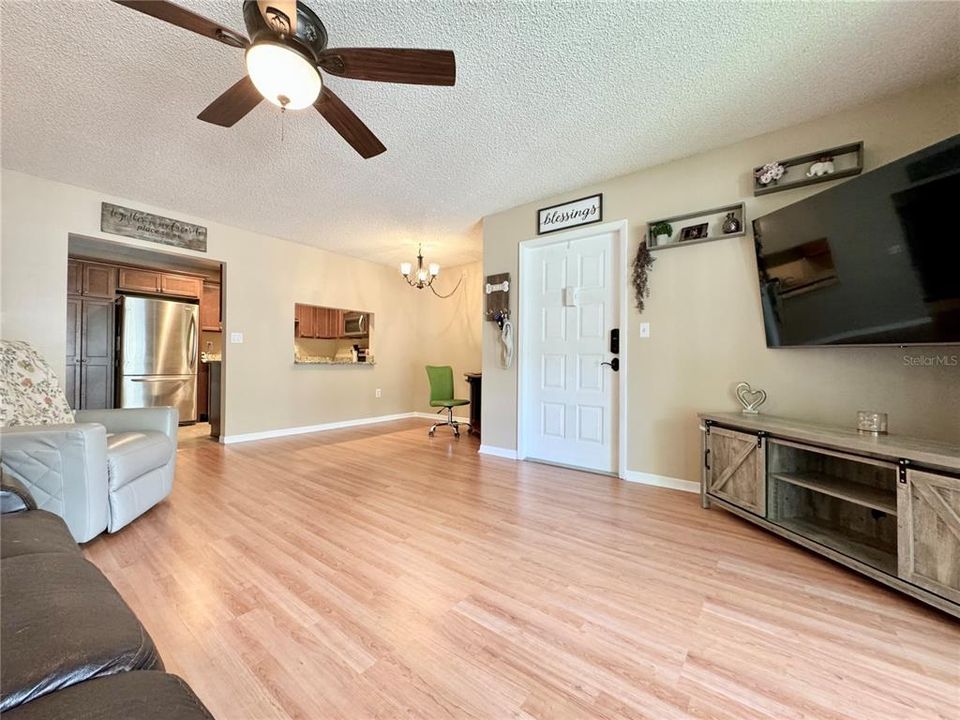 For Sale: $229,000 (2 beds, 2 baths, 1041 Square Feet)