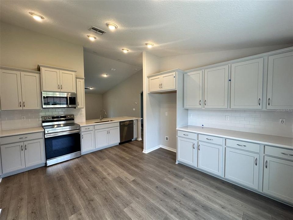 Active With Contract: $346,900 (3 beds, 2 baths, 1596 Square Feet)