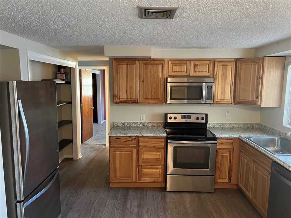 For Rent: $1,800 (3 beds, 1 baths, 988 Square Feet)