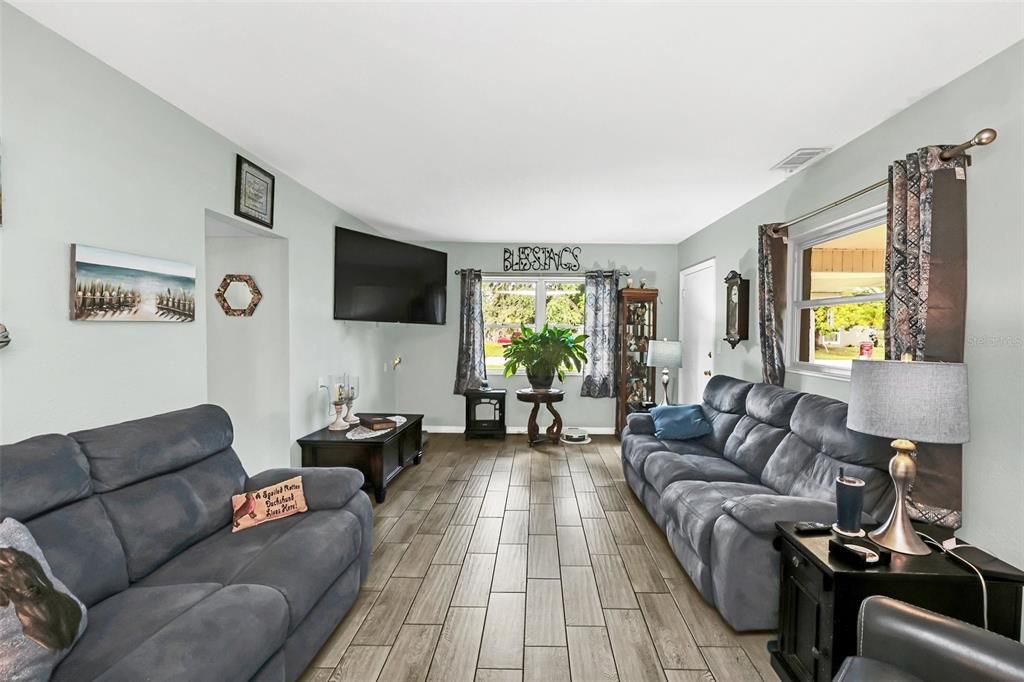 For Sale: $368,000 (3 beds, 3 baths, 1332 Square Feet)