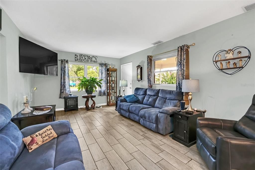 Active With Contract: $368,000 (3 beds, 3 baths, 1332 Square Feet)