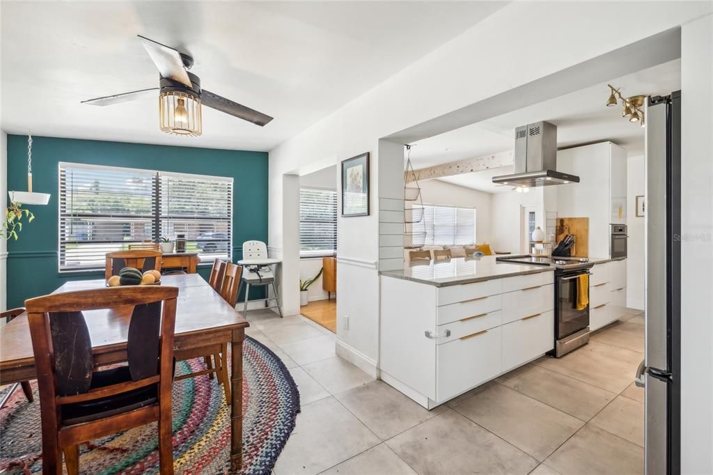 KITCHEN/DINING ROOM