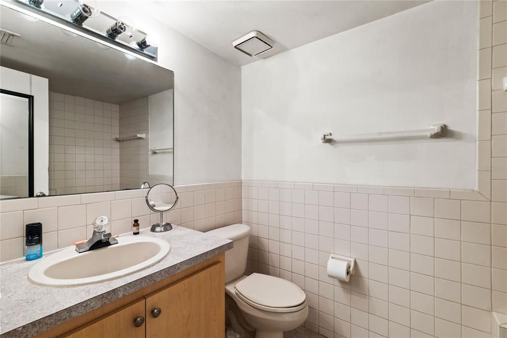 For Sale: $154,888 (2 beds, 2 baths, 1001 Square Feet)