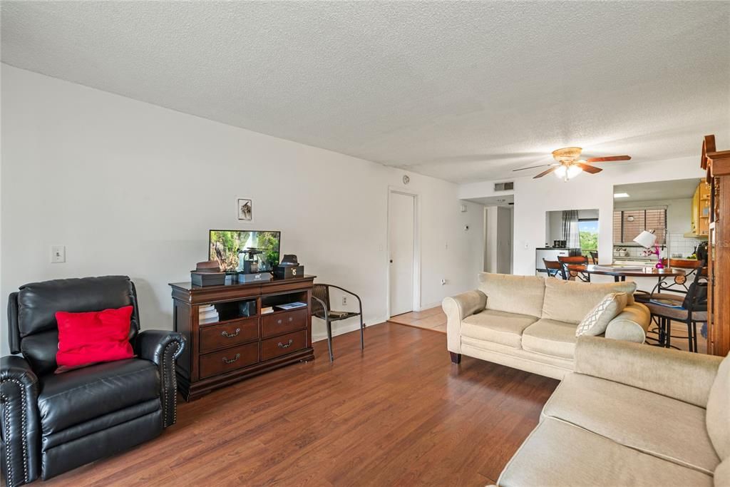 For Sale: $154,888 (2 beds, 2 baths, 1001 Square Feet)