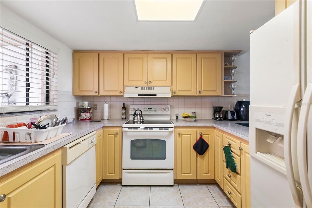 For Sale: $154,888 (2 beds, 2 baths, 1001 Square Feet)