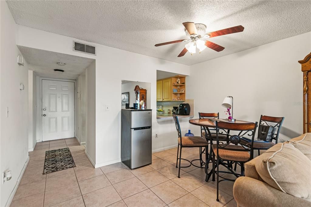 For Sale: $154,888 (2 beds, 2 baths, 1001 Square Feet)