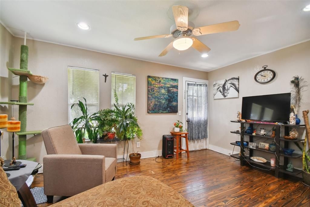 For Sale: $265,000 (2 beds, 1 baths, 672 Square Feet)