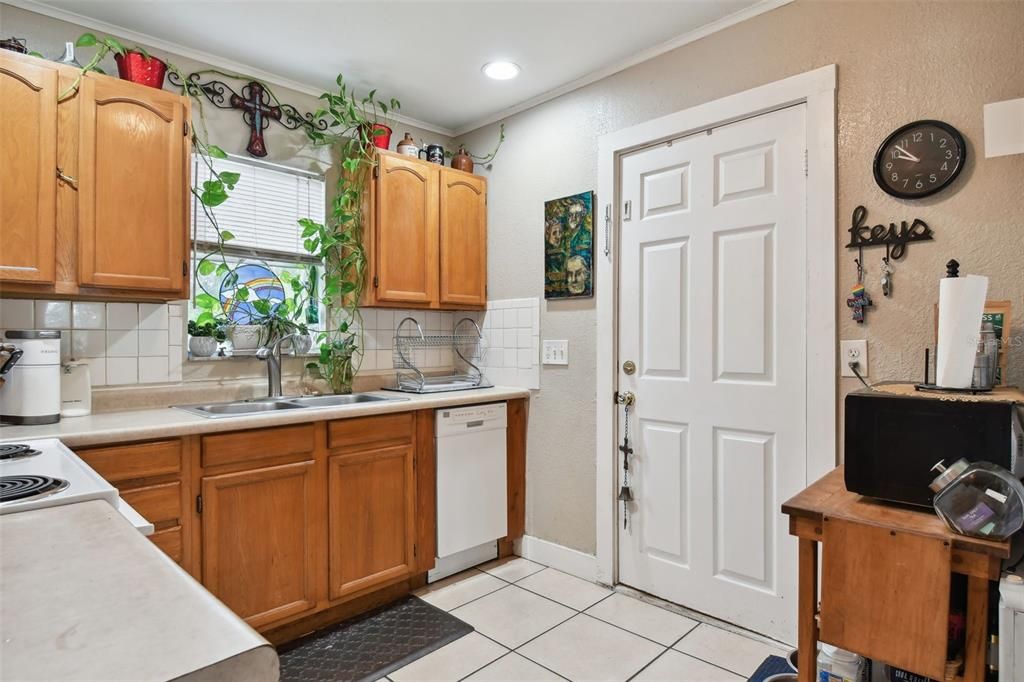 For Sale: $265,000 (2 beds, 1 baths, 672 Square Feet)