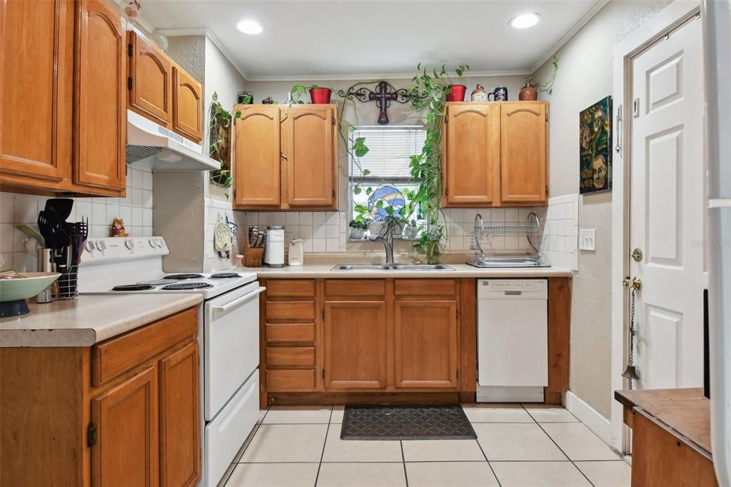 For Sale: $265,000 (2 beds, 1 baths, 672 Square Feet)