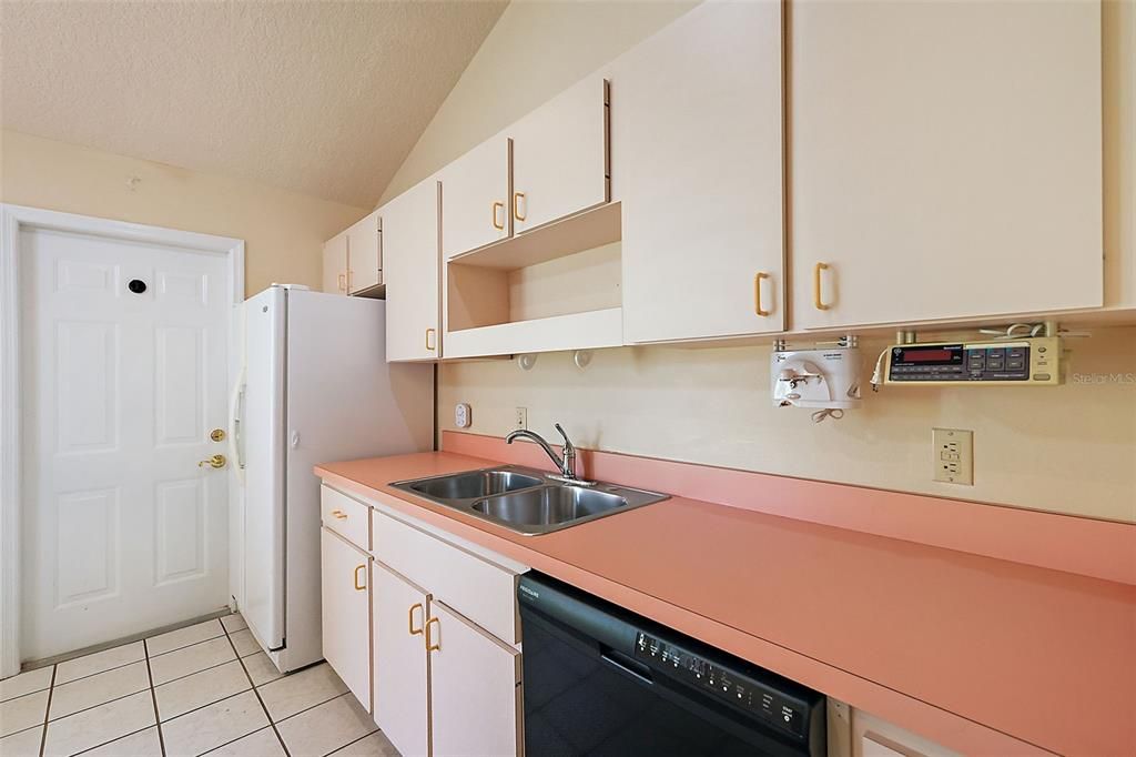 For Sale: $350,000 (3 beds, 2 baths, 1626 Square Feet)