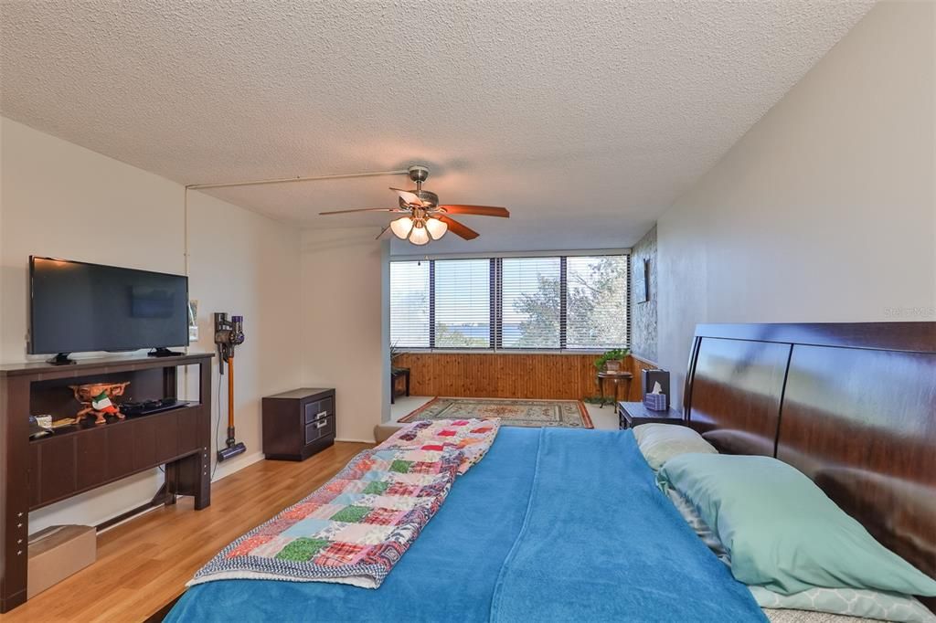 For Sale: $185,000 (1 beds, 1 baths, 810 Square Feet)