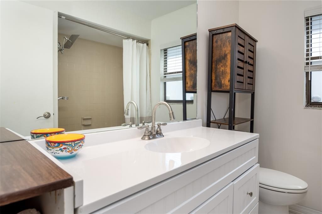 Bathroom 3, Tub with Shower