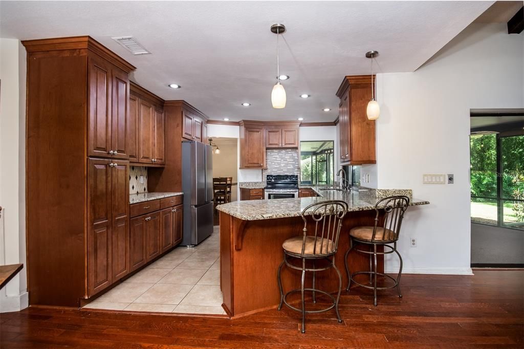 Kitchen showing Breakfast Bar