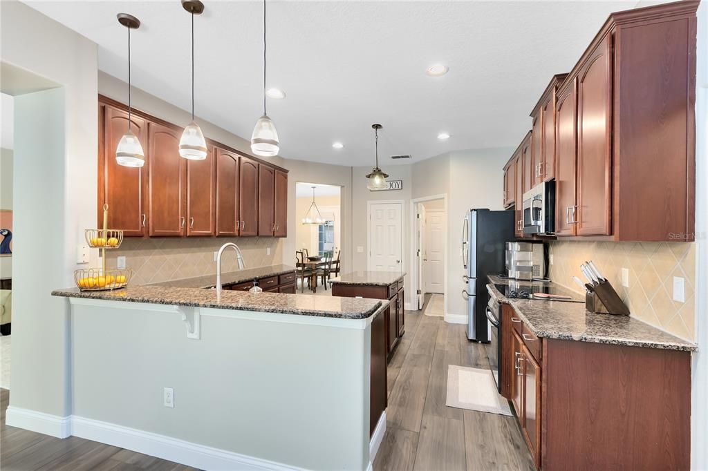 Large Kitchen and Breakfast Bar