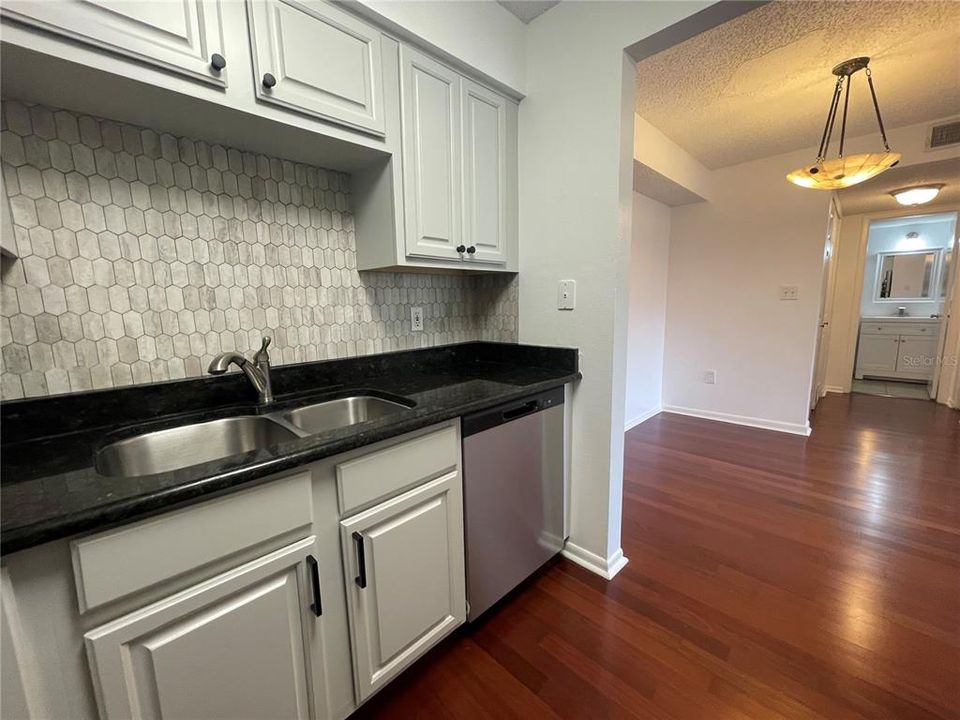 For Rent: $1,430 (1 beds, 1 baths, 685 Square Feet)
